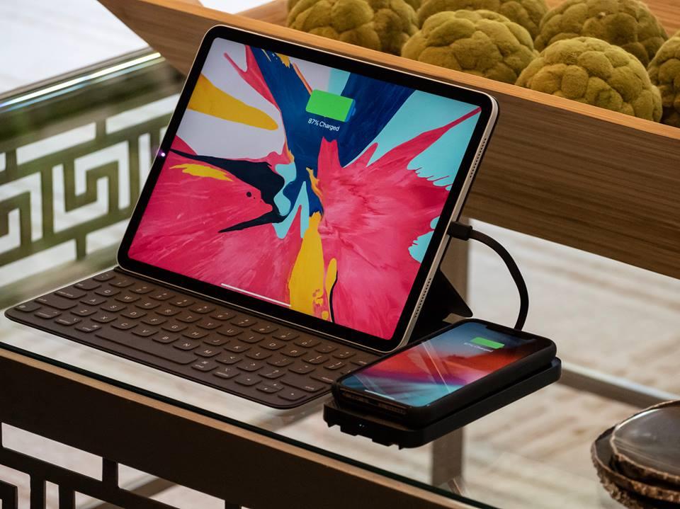 iWalk Scorpion Air 8000 Mah Power Bank With Wireless Charging & In-Built Cables - Black - Tashqila