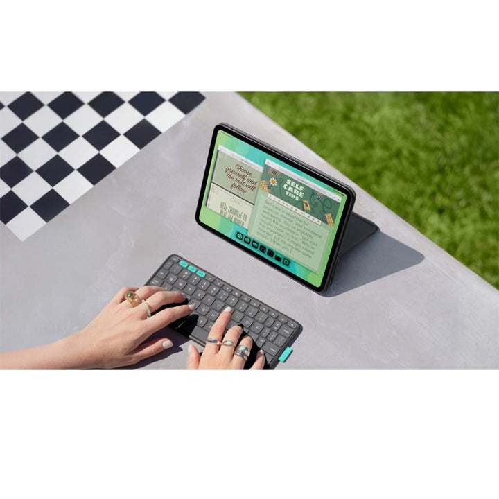 غطاء لوحة مفاتيح Logitech Flip Folio لجهاز iPad Pro 13 (M4/M5) و AIR 13 (M2/M3/M4)، لون جرافيت - عربي