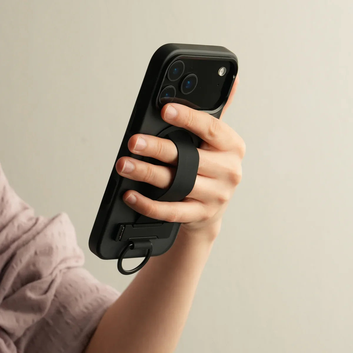 جراب أراري المزدوج المزود بحماية ماج سيف لهاتف آيفون 17 برو - أسود