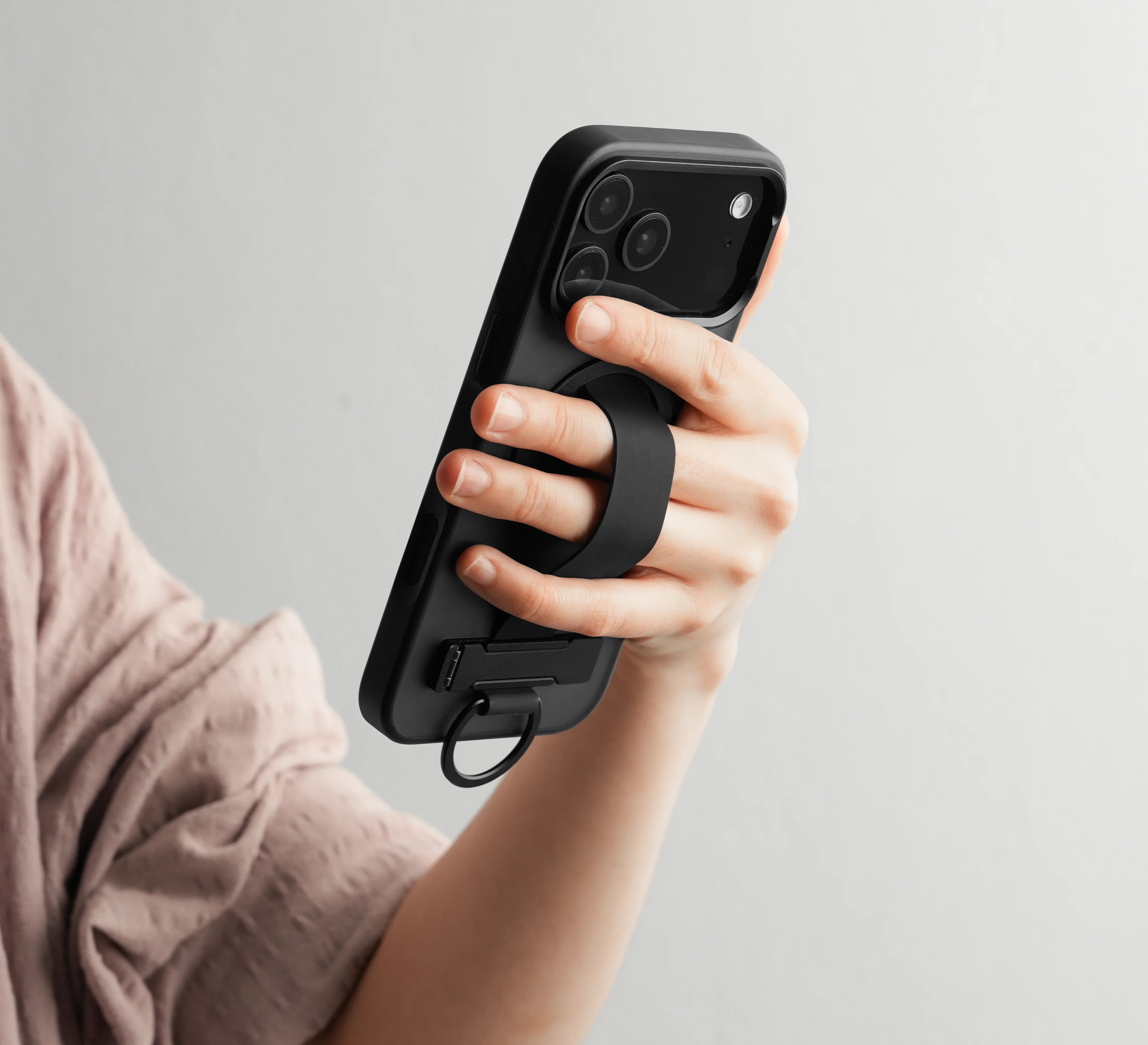 جراب أراري ثنائي المقبض ماجسيف لهاتف آيفون ١٧ برو ماكس - أسود