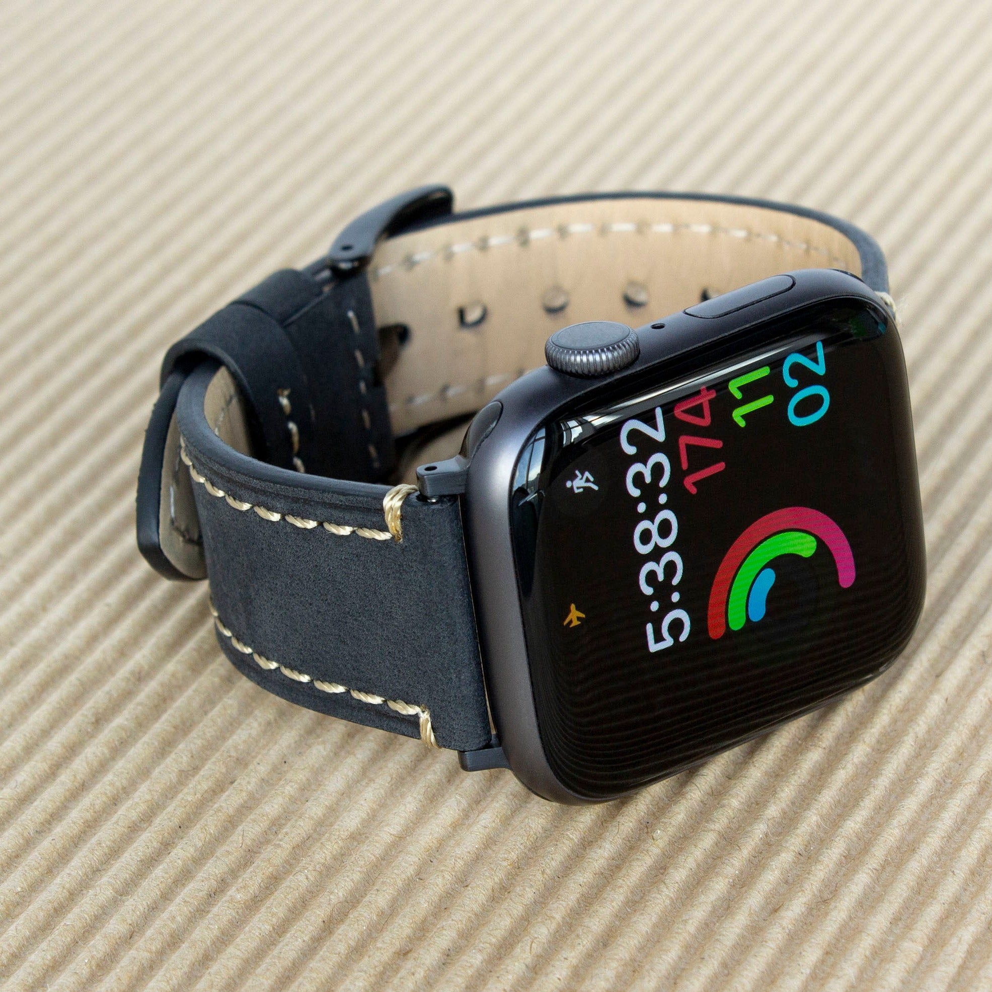 Torrii Apple Watch - سوار جلد 49/ 45/ 44 /42 ملم - جلد أسود مع خياطة باللون البني المصفر